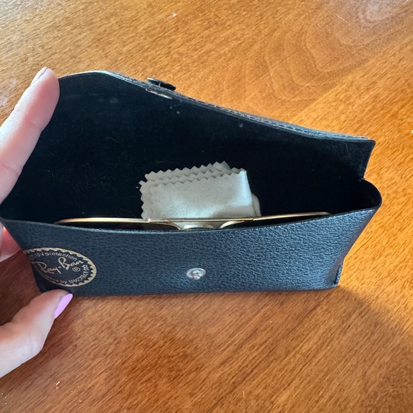 Ray-Ban Classic Gold Aviators with Black Case - Picture 6 of 7